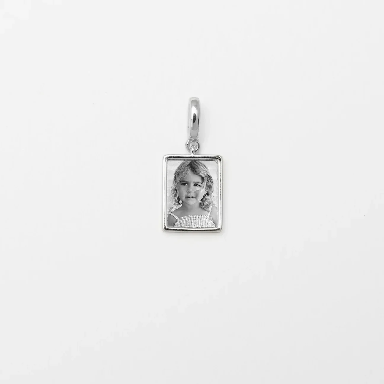 Mona Customizable Portrait Pendant - Image 5