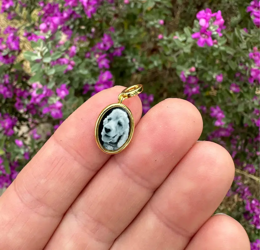 Vera Oval Customizable Portrait Pendant - Image 5